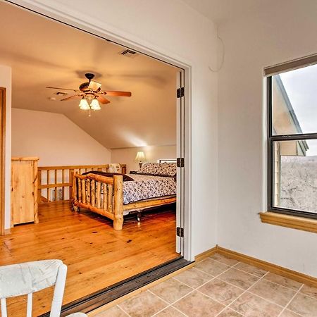 Medicine Park Cabin Rental With Mountain View Exterior photo